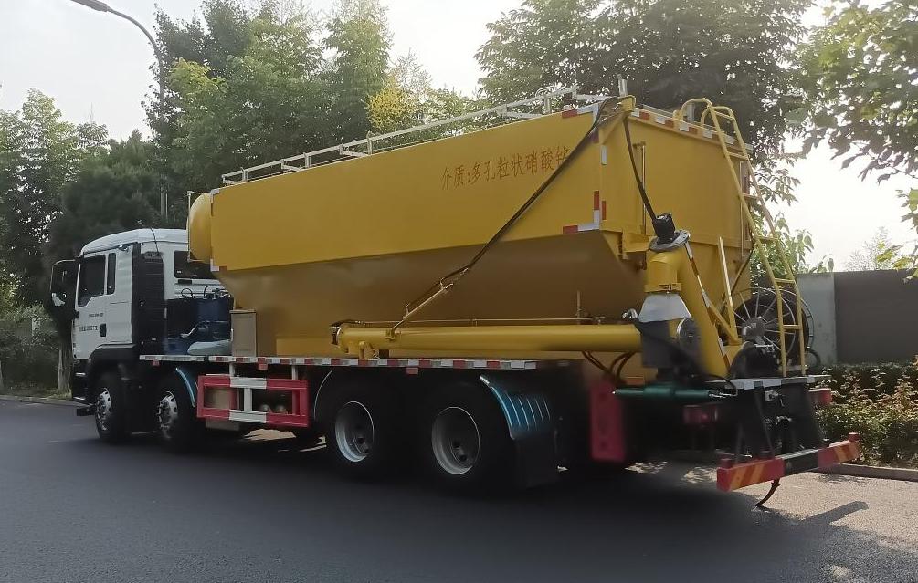 现场混装铵油炸药车